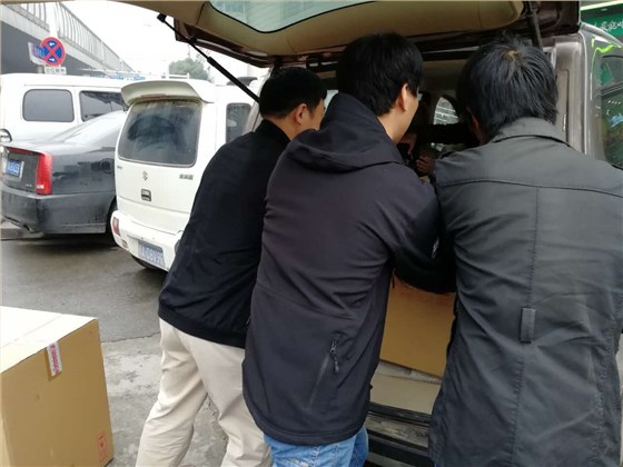 星空网页版
的仪器“外卖小哥”随叫随到，把耗材化玻、化学试剂送到用户手里。