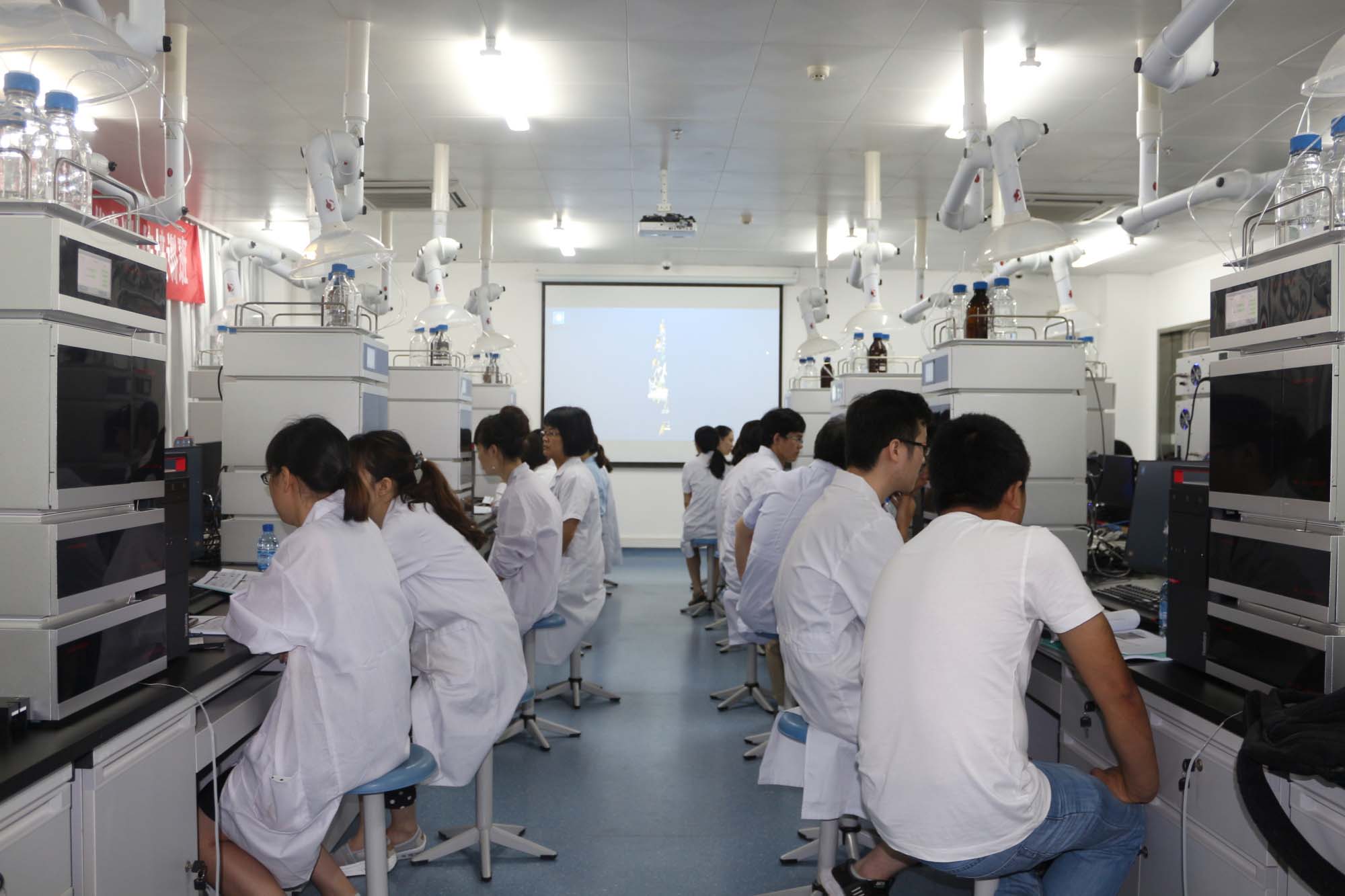 星空网页版
仪器与中南民族大学药学院共同创建的液相色谱虚拟仿真教学实验室力证仪器类专业工程教育