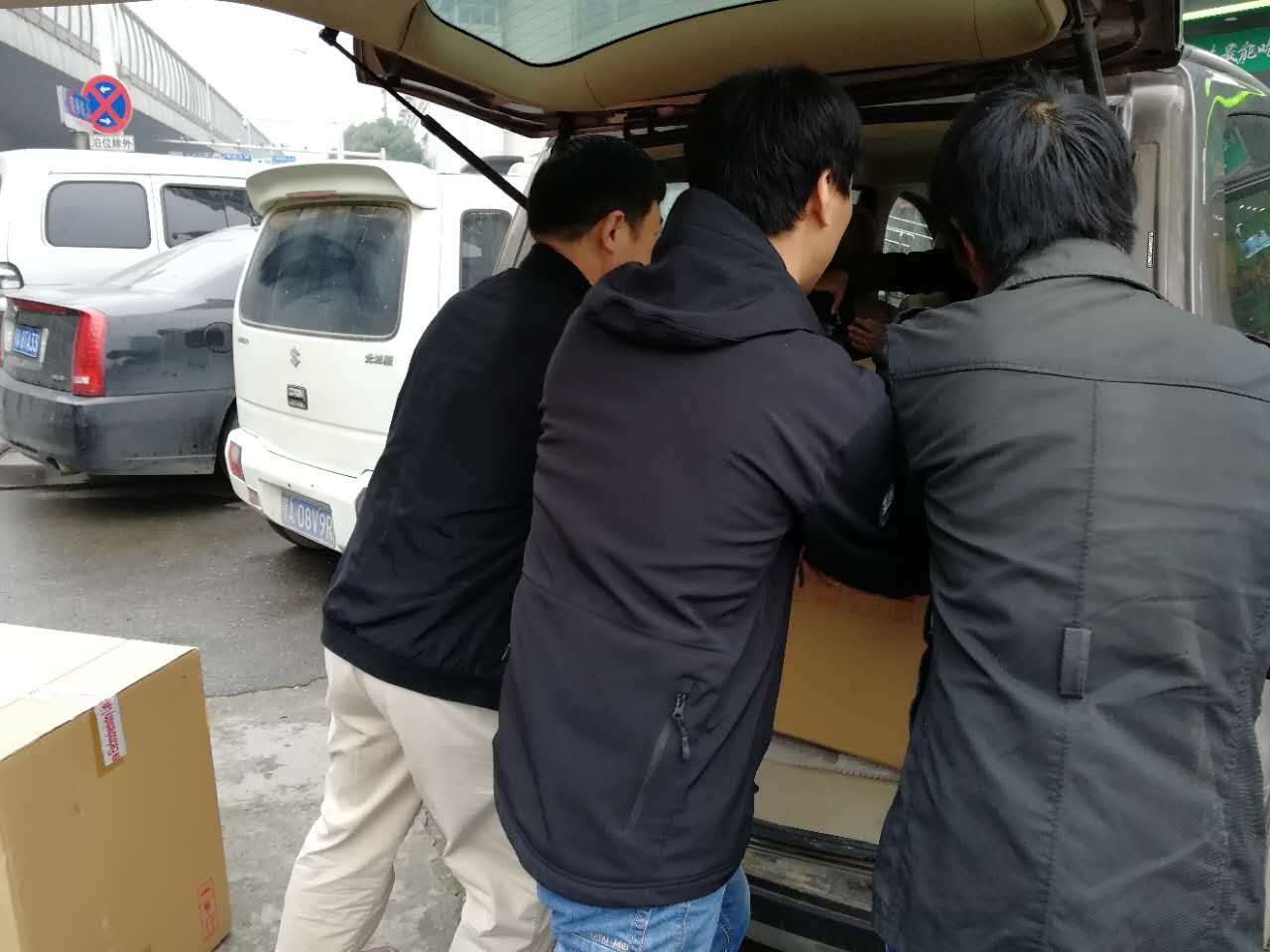 星空网页版
的仪器“外卖小哥”随叫随到，把耗材化玻、化学试剂送到用户手里。