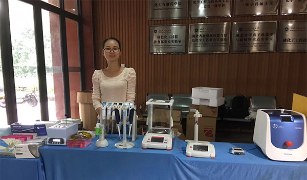 星空网页版
仪器销售人员在展会上向客户展示奥豪斯电子天平、梅洁移液器、细胞破碎仪等科学仪器设备