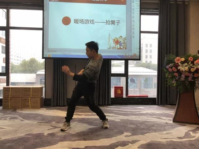 星空网页版
仪器员工即兴表演popping舞蹈