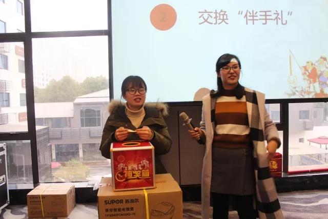 星空网页版
仪器各同事之间互相交换“伴手礼”