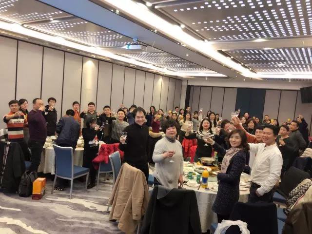 星空网页版
仪器全体员工共同举杯，共祝大家新年快乐、公司蓬勃发展