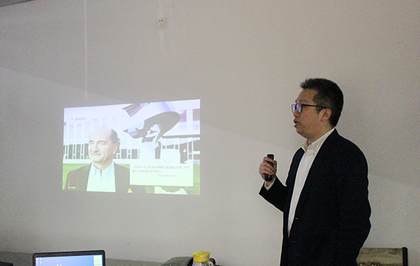 运经理正在为星空网页版
团队做BINDER的整体介绍