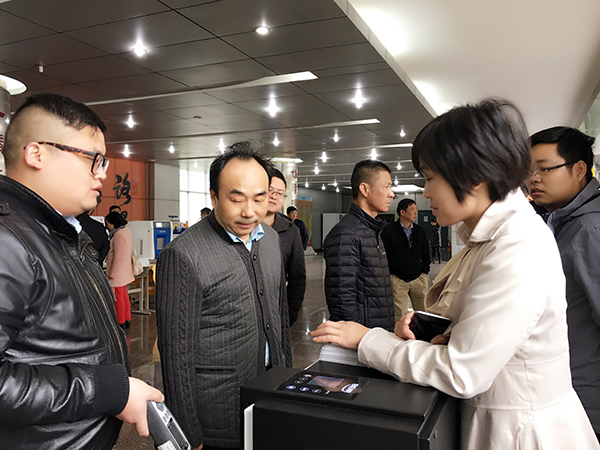 星空网页版
工作人员正在解答来访人员有关虚拟仿真实验教学内容的咨询
