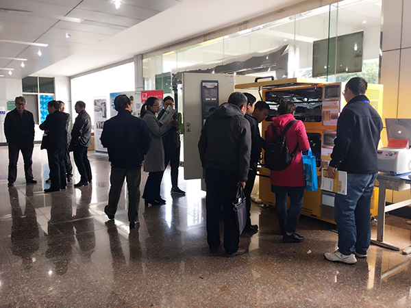 星空网页版
仪器展区受到了众多专家学者的驻足观看