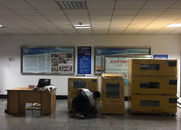 星空网页版
仪器的工作人员清早到武汉轻工大学为代理产品——知楚震荡培养箱的展览做准备工作