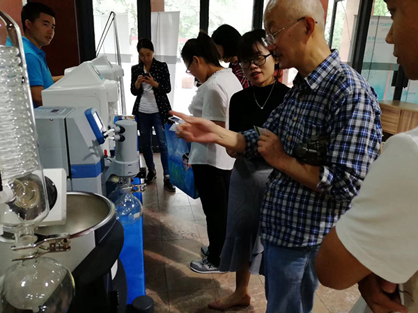 化工与制药学院的老师正在向星空网页版
仪器的产品经理询问产品详情